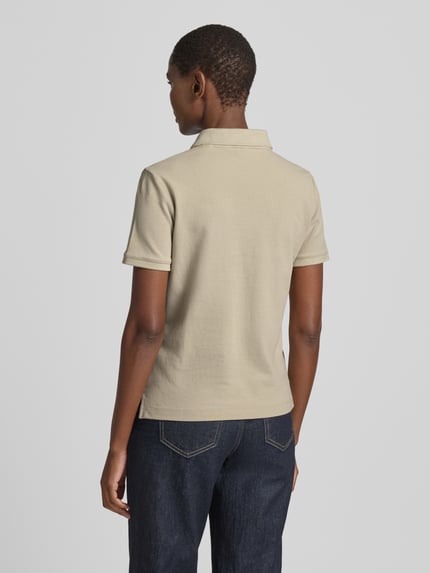Frauenmodel trägt Poloshirt mit Logo-Stitching und Polokragen von Gant in Beige, Reine Baumwolle, Regular-Fit, Rückenlänge 57 cm, Ganzkörperansicht Rückansicht.