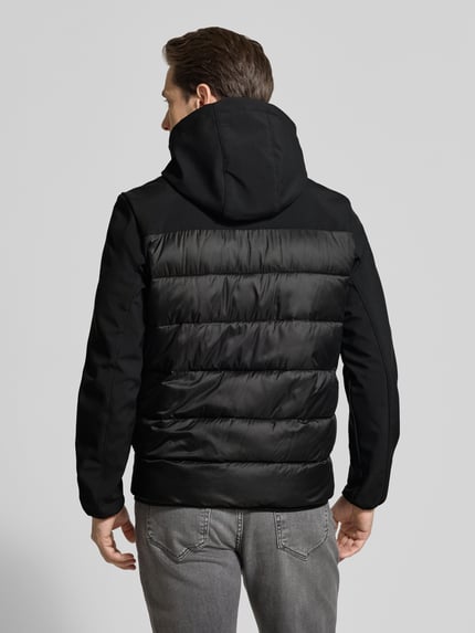 Männermodel trägt Regular Fit Steppjacke mit wasserabweisender Funktion von Tom Tailor Denim in Optik: Unifarben, Material-Mix, Ganzkörperansicht Rückansicht.