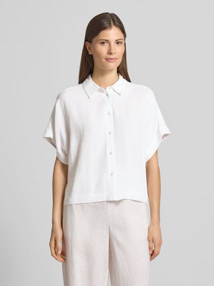 Vrouwenmodel draagt Regular Fit blouse uit viscose-linnen-mix model 'VIVA' van Selected Femme, look: effen, materiaal: mix van viscose en linnen, korte mouw, overhemdkraag, knoopsluiting, gevlamd garen, pasvorm: regular fit, model: dames blouse, Ganzkörperansicht von vorne.