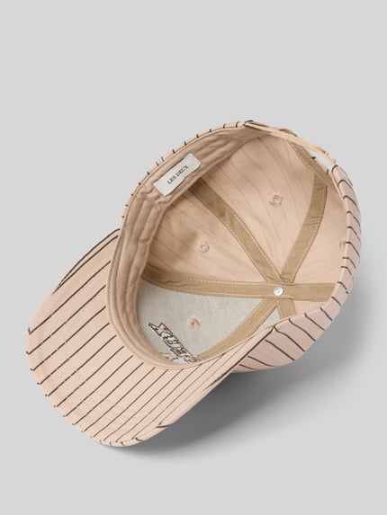 Produktfoto, beige Baseballpet met zwarte strepen, puur katoen, verstevigde klep, labeldetail, luchtgaten, verstelbare sluiting, Basecap met Label-Detail van Les Deux