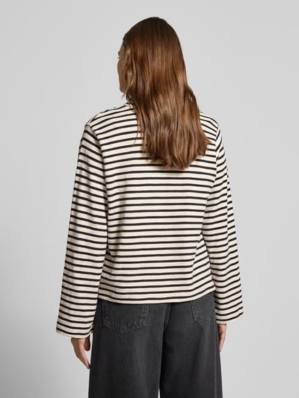 Kobiece modelka nosi Regular Fit Langarmshirt aus reiner Baumwolle od Marc O'Polo, paski, kremowo-czarny, dzianina, widok całej sylwetki z tyłu.