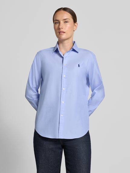 Vrouwenmodel draagt lichtblauwe regular fit overhemdblouse uit puur katoen, Regular Fit Hemdbluse aus reiner Baumwolle van Polo Ralph Lauren, halfbody aanzicht van voren