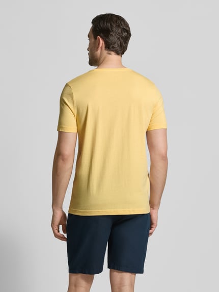 Männermodel trägt T-Shirt mit Rundhalsausschnitt und Label-Stitching von Fynch-Hatton, reine katoen, regular fit, ruglengte 71 cm, ganzlichaamsaanzicht achteraan.