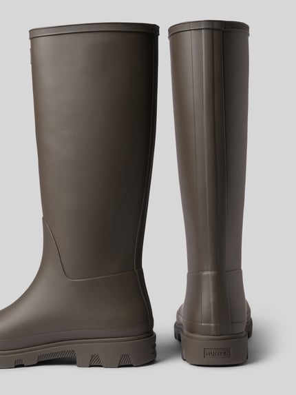 Produktfoto, Stiefel mit Logo-Detail von Hunter, brązowe kozaki o gładkiej fakturze, profilowana podeszwa, krój zaokrąglony, wysokość obcasa 3 cm, wysokość cholewki 37 cm, szerokość w rozmiarze 40: 16 cm