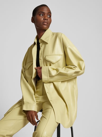 Nanushka oversized overhemdblouse in leerlook Lichtgeel - 3