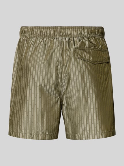 Produktfoto, Regular Fit Badeshorts mit Allover-Logo-Print von Emporio Armani in Olivgrün mit Elastikbund und Tunnelzug, glänzende, strukturierte Oberfläche