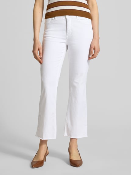 Frauenmodel trägt Straight Fit Jeans im 5-Pocket-Design von Raffaello Rossi in Weiß, Elastischer-Material-Mix, Fransenbesatz, verkürzt, Knopf-Reißverschluss, Ganzkörperansicht von vorne.