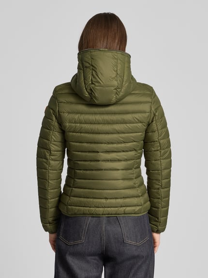 Frauenmodel trägt Steppjacke mit Kapuze Modell 'DAISY' von SAVE THE DUCK in Olivgrün, taillierte Passform, Ganzkörperansicht Rückansicht.