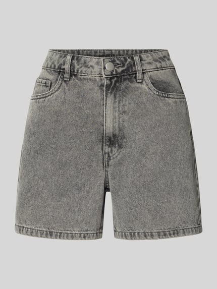 Produktfoto, Regular Fit Jeansshorts aus Baumwoll-Mix Modell 'ABBI' von Pieces in grauer Denim-Optik mit 5-Pocket-Design und Gürtelschlaufen.