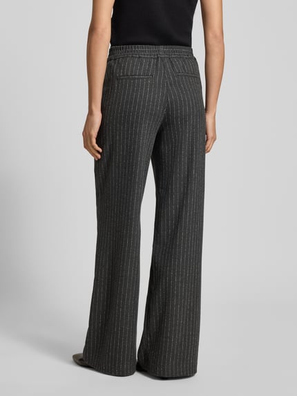 Vrouwenmodel draagt Hose met elastischem Bund van Milano Italy, materiaalmix met viscose, wijd been, achterzakken, zwart met streep, ganzkörperansicht rugaanzicht.