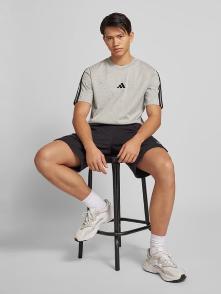 adidas Sportswear T-Shirt mit Logo-Stitching Hellgrau 1