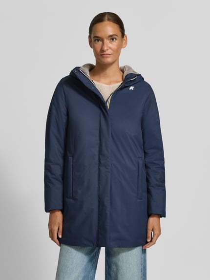 Frauenmodel trägt Regular Fit Mantel mit Logo-Applikation Modell 'SOPHIE' von K-WAY in Dunkelblau, glatte Textur, Ganzkörperansicht von vorne. Kontext: Damenmantel mit Kapuze und Stehkragen, Rückenlänge 73 cm, Schulterbreite 41 cm, Brustweite 46 cm, Ärmellänge 53 cm.