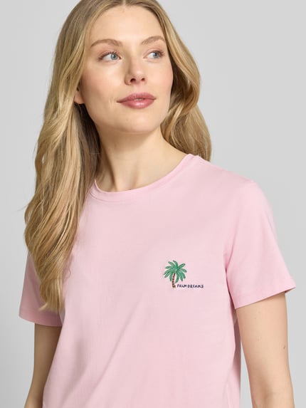 Frauenmodel trägt T-Shirt mit Motiv-Stitching von Jake*s Casual in Rosa aus Reine Baumwolle, Regular-Fit, Rundhalsausschnitt, Nahaufnahme Oberkörper.