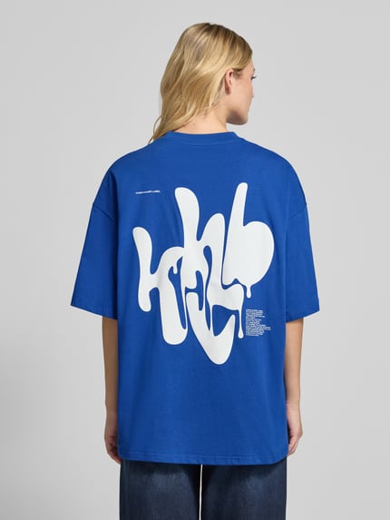 Karo Kauer T-shirt oversize z nadrukiem z logo marki Królewski niebieski 5