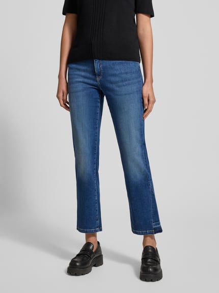 Frauenmodel trägt Feminine Fit Jeans in verkürzter Passform von Marc Cain, blauer Baumwoll-Elasthan-Mix, Eingrifftaschen, Nahaufnahme Unterkörper.