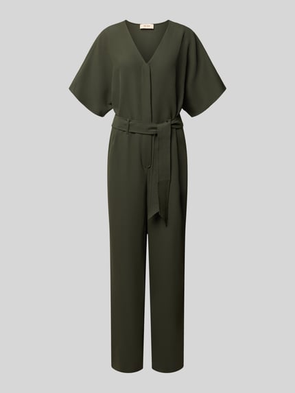 Productfoto, olijfgroene Jumpsuit met V-hals, getailleerde pasvorm, half lange mouwen, model 'Lehila' van MOS MOSH, gladde stof, context: dames jumpsuit, V-hals, taille, halve mouw, ruglengte maat S 46 cm, borstwijdte 50 cm, mouwlengte 40 cm, totale lengte 149 cm, binnenbeenlengte 76 cm