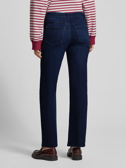 Frauenmodel trägt Straight Fit Jeans aus Viskose mit Eingrifftaschen von Christian Berg Woman in dunklem Blau, Ganzkörperansicht Rückansicht. Reine Viskose und sichtbare Nähte, Bundweite 38 cm, Innenbeinlänge 78 cm.