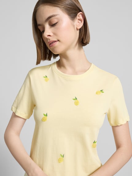 Frauenmodel trägt Regular Fit T-Shirt aus reiner Baumwolle Modell 'KITA' von Only, Optik: Unifarben, Motiv-Stitching, Rundhals, Kurzarm, Jersey, Nahaufnahme Oberkörper.