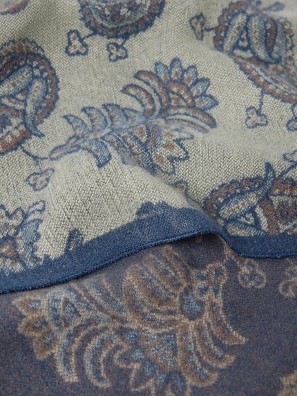 Productfoto, Schal aus reiner Viskose mit Fransen van ROY ROBSON, rechthoekig model met franjes, Paisleymotief in blauw en beige, detailopname, Heren sjaal, breedte 33 cm, lengte 195 cm
