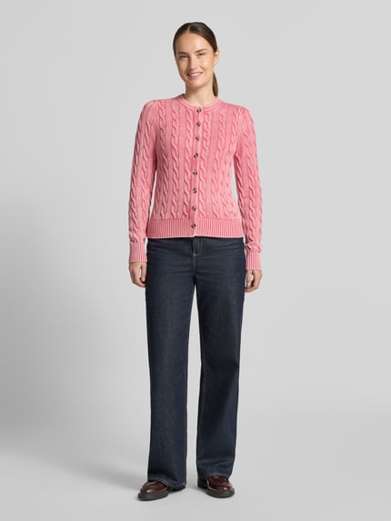 Frauenmodel trägt Relaxed Fit Strickjacke aus reiner Baumwolle von Jake*s, pink mit Zopfmuster, Damen Pullover von Jake*s Casual, Ganzkörperansicht von vorne