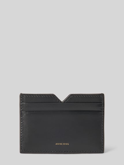 Productfoto, Kaartetui met Labeldetail van Anine Bing in zwart leer met cut-out, metallic accenten, siernaad, steekvakken, formaat 10x7 cm.