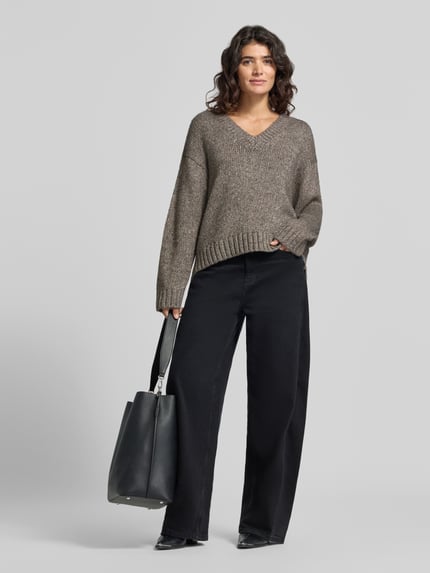 Frauenmodel trägt Oversized Strickpullover mit Woll-Anteil Modell 'Welma' von MOS MOSH in Braun, grobe Textur, lockerer Schnitt, Ganzkörperansicht von vorne.