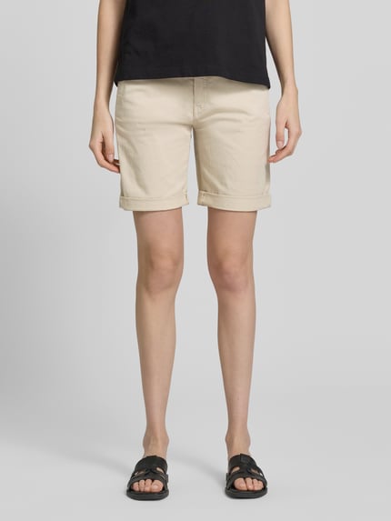 Vrouwenmodel draagt 'Chino-Shorts met Gürtel' van MAC in beige, katoen-elastaanmix, regular fit, steekzakken en riem, vooraanzicht volledige lichaam.