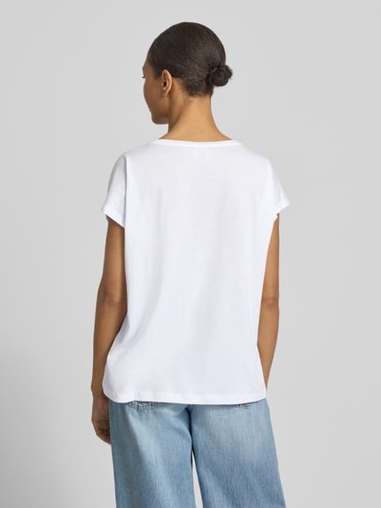Frauenmodel trägt Oversized T-Shirt mit Motiv-Print von Smith and Soul, weiß, aus Baumwoll-Modal-Mix, lockerer Schnitt, Rückansicht Ganzkörperansicht.