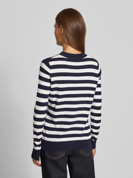 Frauenmodel trägt Strickpullover mit Rundhalsausschnitt von Christian Berg Woman, dunkelblau-weiß gestreift, Viskose-Mix, Rückenansicht, Ganzkörperansicht Rückansicht.