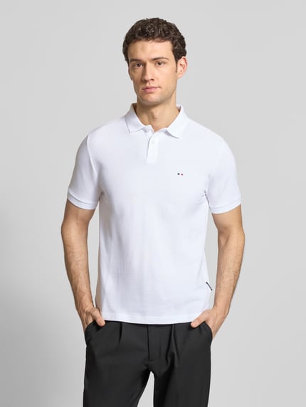 Männermodel trägt Regular Fit Poloshirt aus Baumwolle von HECHTER PARIS in Weiß mit Polokragen, Label-Detail, Ganzkörperansicht von vorne.