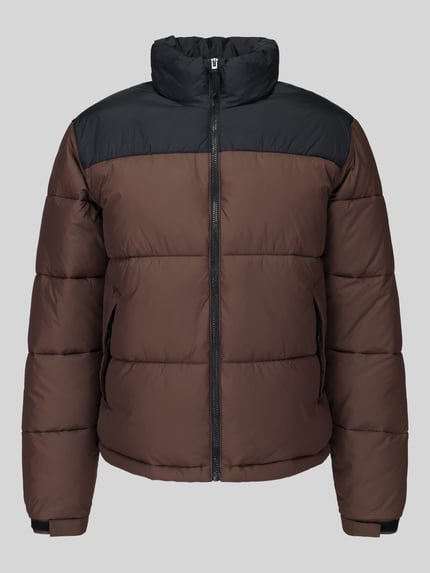 Produktfoto, Steppjacke mit hohem Stehkragen Modell 'ONSMAVERICK' von ONLY, braun und schwarz, Regular Fit, unifarben, cropped, Label-Detail, elastische Abschlüsse, Reißverschlusstaschen, Stehkragen, Reißverschluss, lange Ärmel, sichtbare Nähte