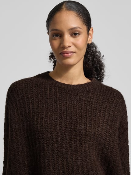 Frauenmodel trägt Strickpullover mit Woll-Anteil Modell 'TUMELDA' von Someday, lockerer Schnitt, gerippte Abschlüsse, Rundhalsausschnitt, braun, Material-Mix, 3/4-Ärmel, Nahaufnahme Oberkörper.