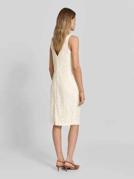 Frauenmodel trägt Enganliegendes Cocktailkleid aus Viskose-Mix mit Baumwoll-Anteil von Lauren Ralph Lauren, cremefarben, Spitzenstruktur, Ganzkörperansicht Rückansicht.