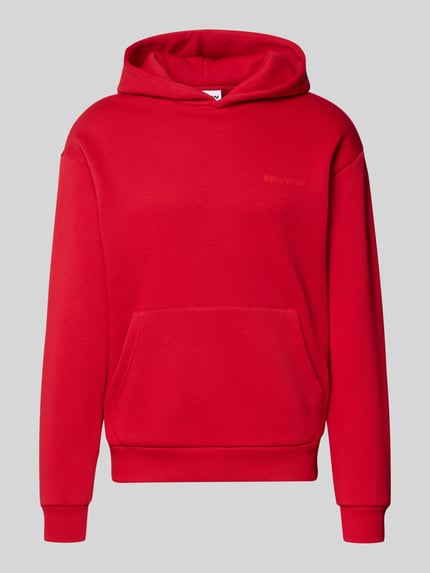 Produktfoto, Regular Fit Hoodie mit Logo-Print von Review aus rotem Baumwoll-Mix mit Kapuze, Kängurutasche und elastischen Abschlüssen.