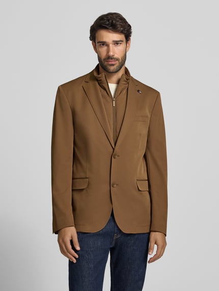 Männermodel trägt Slim Fit 2-in-1-Sakko mit Pattentaschen von bugatti in Braun, Material-Mix mit Stretch-Anteil, Ganzkörperansicht von vorne