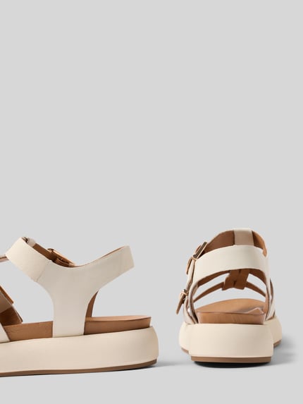 Produktfoto, Sandalen aus echtem Leder mit Plateau-Absatz von INUOVO in Creme und Braun, glatte Sohle, offene Ferse, abgerundete Passform, Absatzhöhe 3 cm.