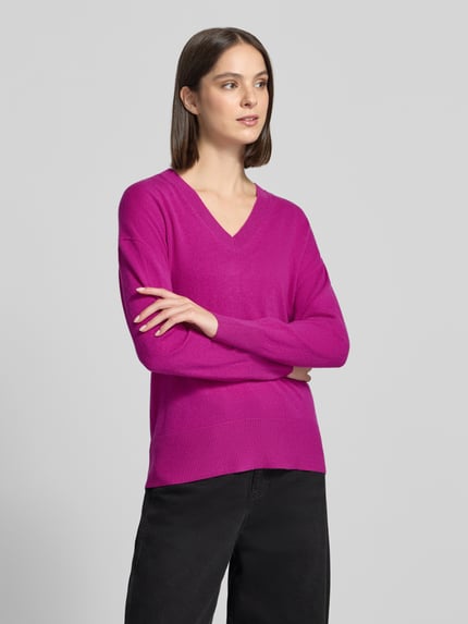 Frauenmodel trägt Pullover aus Wolle mit V-Ausschnitt von JAKE*S WOMAN CASUAL in Pink, Feinstrick meliert, gerippte Abschlüsse, Ganzkörperansicht von vorne.