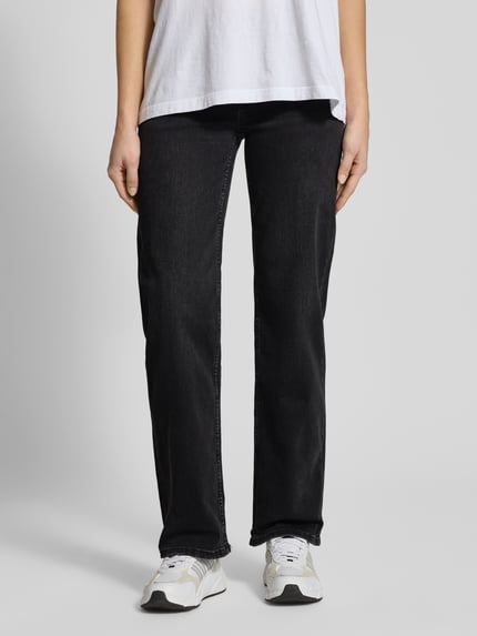 Frauenmodel trägt Straight Fit Jeans im 5-Pocket-Design von Review aus elastischem Baumwoll-Mix in Schwarz, Ganzkörperansicht von vorne.