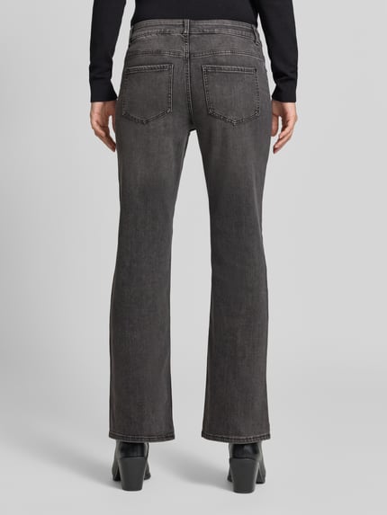 Vrouwenmodel draagt Bootcut Fit jeans uit elastische katoenmix van Christian Berg Woman, 5-pocketmodel, riemlussen, knoop- en ritssluiting, grijs, geheel achteraanzicht. Bandwijdte maat 36/32: 38 cm, binnenbeenlengte: 77 cm.