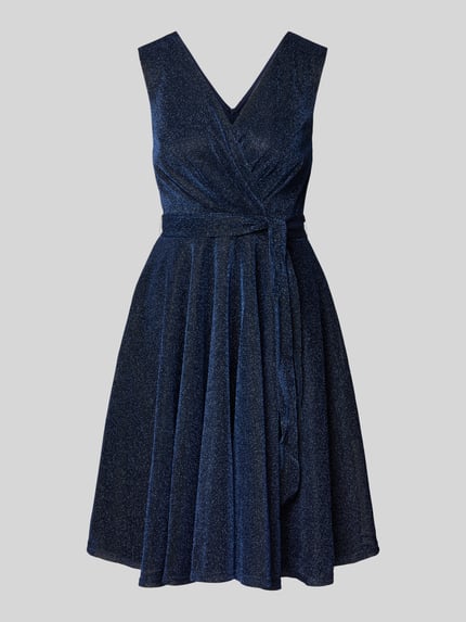 Produktfoto, Knielanges Kleid in Wickel-Optik von Apricot, glitzerndes, tailliertes, ärmelloses Damenkleid mit V-Ausschnitt und Taillenband, blickdichter Unterrock, dunkle Farbe, fein strukturierter Stoff, context: taillierte Passform, Rückenlänge bei Größe S 93 cm, Brustweite bei Größe S 32 cm.