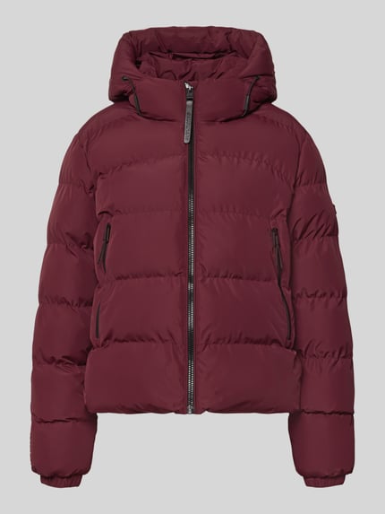 Produktfoto, Regular Fit Jacke in Stepp-Optik von Superdry in Dunkelrot mit Kapuze, Reißverschluss und glatter Oberfläche, Damenmodell