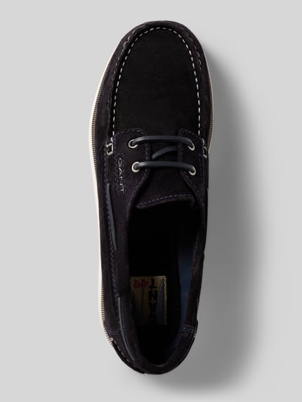 Produktfoto, Bootsschuhe mit Label-Stitching Modell 'Yardport' von Gant aus beschichtetem Leder in Dunkelblau, strukturierte Sohle, abgerundete Form, weiße Nähte, Schnürung, Oberansicht.