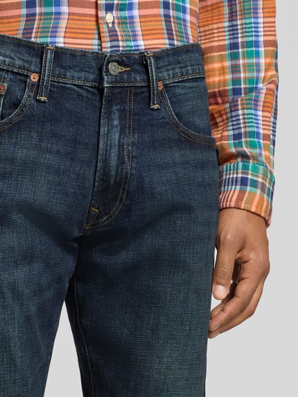 Männermodel trägt Slim Fit Jeans mit Used Waschung von POLO RALPH LAUREN, Denim, Medium Wash, 5-Pocket, Nahaufnahme Oberkörper.