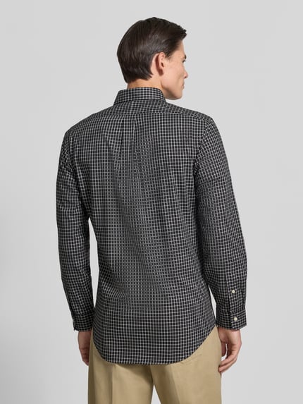 Männermodel trägt Custom Fit Freizeithemd aus reiner Baumwolle von Polo Ralph Lauren, schwarz-weiß kariert, Ganzkörperansicht Rückansicht.