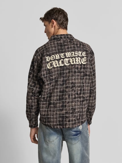 Männermodel trägt Regular Fit Freizeithemd mit Label-Print von Don't Waste Culture, kariertes Muster in Schwarz und Grau, Rückenansicht, KI-modifiziertes Bild.