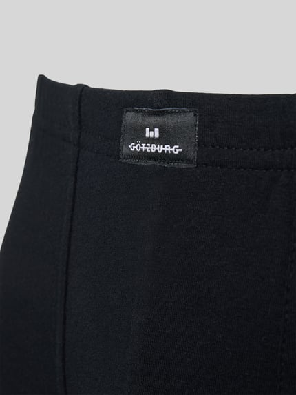 Produktfoto, schwarze Slim Fit Boxershorts mit Logo-Patch im 2er-Pack von Götzburg Wäsche, elastischer Baumwoll-Mix, glatte Textur.