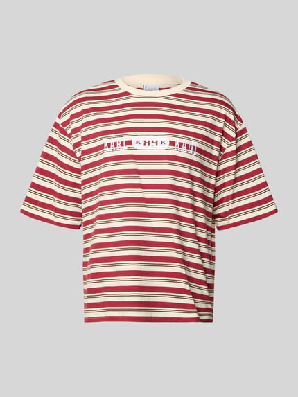 Produktfoto, Relaxed Fit T-Shirt mit Logo-Stitching Modell 'Heritage' von KARL KANI, gestreiftes Herren T-Shirt aus Reine Baumwolle, Rundhalsausschnitt, Rückenlänge 64 cm in Größe M, rot-beige Streifen, glatte Textur