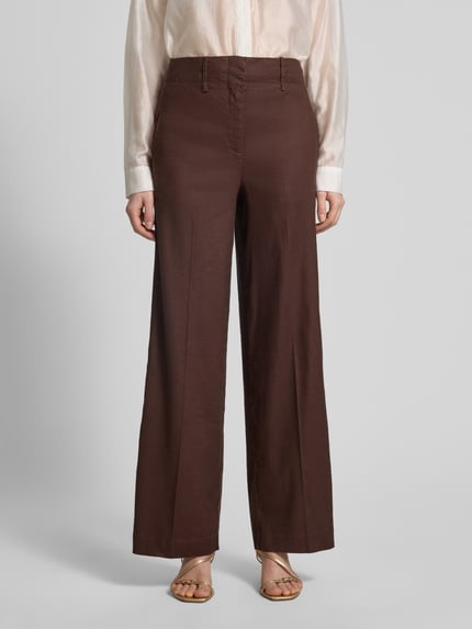 Frauenmodel trägt Straight Fit Leinenhose mit Viskose-Anteil von Stefanel in Braun, leichte Bügelfalten, Eingrifftaschen, Ganzkörperansicht von vorne.