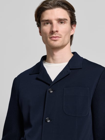 Männermodel trägt Hemdjacke mit Knopfleiste Modell 'Hotcat' von JOOP! Collection, Regular Fit, Materialmix, Nahaufnahme Oberkörper.
