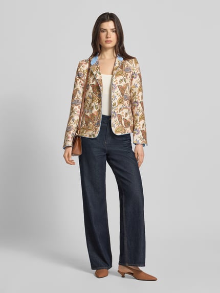 Kobiece modelka nosi Slim Fit Blazer aus reinen Leinen od WHITE LABEL z lnu, krój slim fit, kwiatowy nadruk na całej powierzchni, stójka, nakładane kieszenie, listwa guzikowa, długość tyłu w rozmiarze 36: 56 cm, szerokość w rozmiarze 36: 44 cm, długość rękawów w rozmiarze 36: 58 cm, kolorowy wzór, elegancka tekstura, pełny widok z przodu.